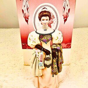 2000 Mrs. Albee Figurine / Statue in Box – 10 Inch – Avon President’s Club Award